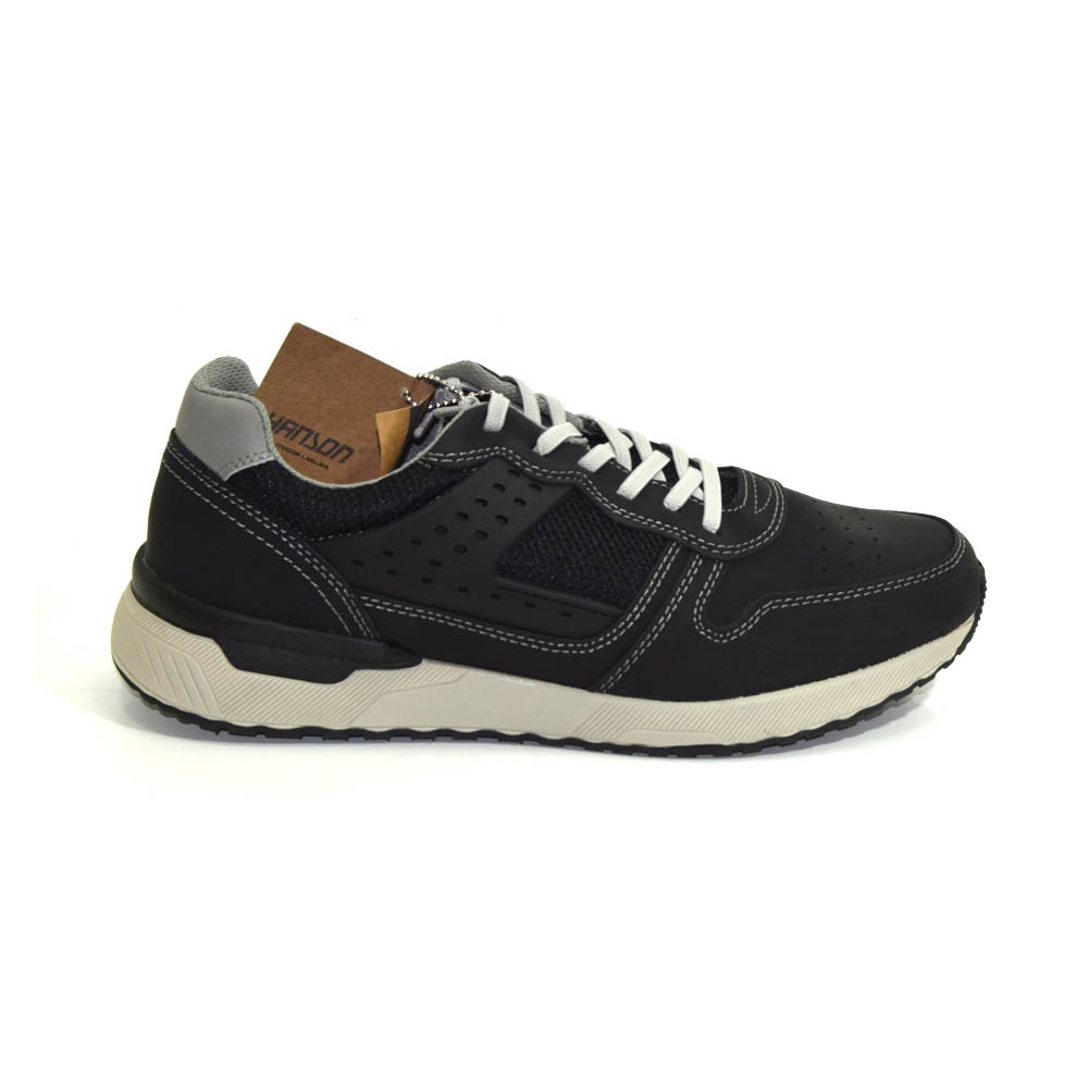 Scarpa modello sneaker lacci